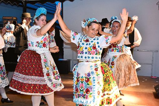 Farbenfrohe Feier: Die Folkloregruppe Miske aus Ungarn war ein echter Hingucker. Für die Tänzer stand am Sonntag bereits die Abreise an. 16 Stunden Busfahrt warteten auf sie. Foto: Baiker
