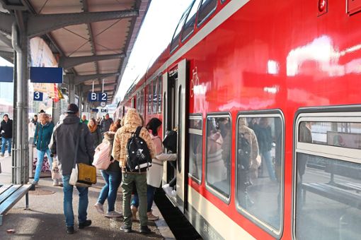 Berufsverkehr am Nachmittag auf dem Bahnsteig 2 des Donaueschinger Bahnhofs: Der Winterfahrplan 2019 dürfte Passagieraufkommen mit zusätzlichen Ankünften und Abfahrten erhöhen. Foto: Wursthorn