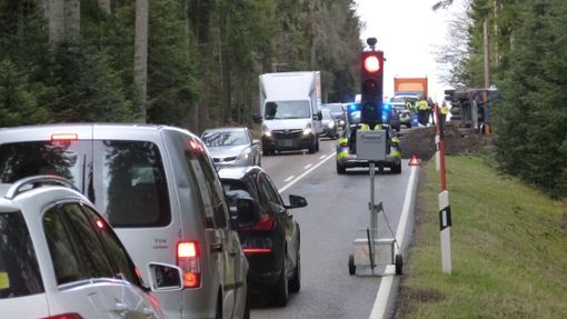 Bereits am Montag wurde an der Unfallstelle eine mobile Ampel aufgestellt. Foto: Timo Beyer