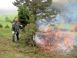 Was eigentlich ein munteres Feuer werden sollte, endete für zwei Männer aus Wittendorf mit schweren Verbrennungen. Foto: Archiv/Symbolbild