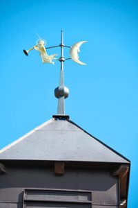 Ein Engel mit Trompete und ein Halbmond: Das ist die restaurierte Wetterfahne auf der Kriegergedächtniskapelle.  Foto: Baiker Foto: Schwarzwälder Bote