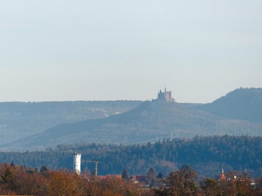 Von einem Aussichtspunkt zwischen Wiesenstetten und Mühringen bietet sich über Felder und Wälder hinweg ein freier Blick auf die Burg Hohenzollern.  Foto: Begemann Foto: Schwarzwälder Bote