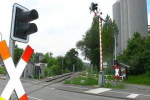 Bahnübergang in Dotternhausen: Das Holcim-Zementwerk ist einer der Finanzierungspartner der Strecke Balingen-Schömberg. Archiv-Foto: Hauser Foto: Schwarzwälder Bote