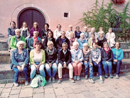Groß war die Wiedersehensfreude der Frauen aus Niedereschach  mit  Pater Jose.   Foto:  Bantle Foto: Schwarzwälder Bote