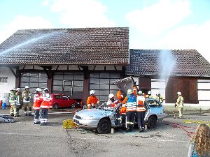 Mit einem Unfall und einem Brand haben es die Obernheimer Feuerwehrleute bei ihrer Übung zu tun gehabt. Foto: Hoffmann Foto: Schwarzwälder-Bote