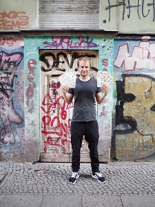 Die Boulevard-Presse im trendigen Berlin feiert den von ihm kreierten neuen Sommertrend: temporäre Tattoos von David Bizer. Foto: Privat