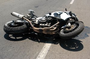 Bei einem schweren Unfall bei Owen (Kreis Esslingen) kommt ein Motorradfahrer ums Leben. (Symbolfoto) Foto: Shutterstock/ChameleonsEye