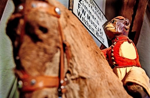 Das Pferdefell ist echt, der Affe hält ein Schild mit der Leipziger Adresse der Firma Munz Foto: Frank Eppler