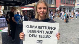 Sonia Leibold geht  in Tübingen für die Tierrechte auf die Straße