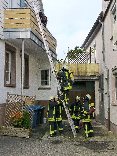 Die Feuerwehr rettet mit der Leiter Menschen vom Balkon des Hauses. Foto: Rössler Foto: Schwarzwälder-Bote
