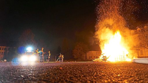 Die Jugendfeuerwehr bekämpft einen Großbrand auf dem Kasernengelände. Foto:  Müller Foto: Schwarzwälder Bote