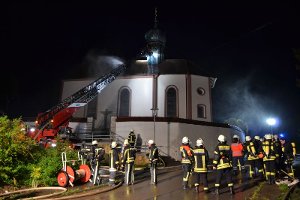 In Bonndorf im Kreis Waldshut traf ein Blitz einen Kirchturm im Ortsteil Münchingen und löste ein Feuer aus. Foto: kamera24.tv