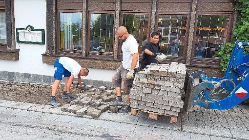Kräftig zupacken ist angesagt bei den Arbeiten im Oberdorf.  Foto: Braun