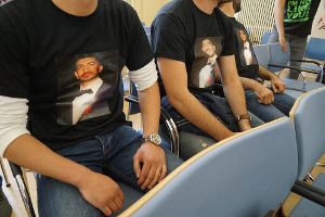 Schwarze T-Shirts mit dem Foto von Umut K. trugen am Mittwoch Familienangehörige und Freunde des jungen Mannes, der am 1. Dezember in der Staig erschossen wurde. Foto: Stopper