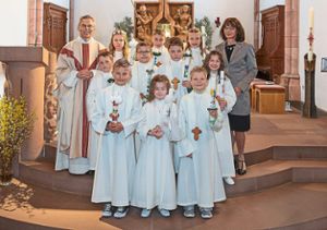 Pfarrer Eberhard Eisele und Religionslehrerin Sibylle Munz feierten den Gottesdienst mit den Kindern. Foto: Flaig Foto: Schwarzwälder Bote