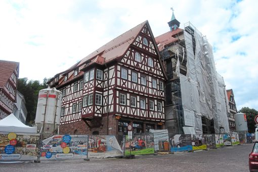 Nur noch wenige Monate, dann ist die Baustelle am Rathaus Geschichte.  Foto: Klormann