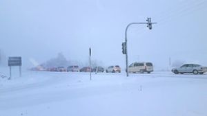 Auf der Bundesstraße stehen die Autos am Mittwoch gegen 9 Uhr wegen eines Unfalls im Stau. Aufgrund des starken Schneefalls herrscht am Morgen  schlechte Sicht.  Foto: Dorer Foto: Schwarzwälder Bote