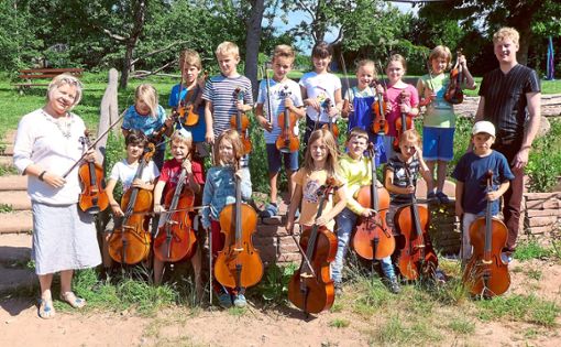 Die Schüler der Streicherklasse mit ihren Instrumenten und Pädagogen.  Foto: Schule Foto: Schwarzwälder Bote