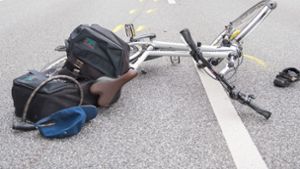 In Freiburg sind ein Fußgänger und ein Radfahrer zusammengestoßen. (Symbolfoto) Foto: Daniel Bockwoldt/dpa