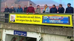 Bahnpendler   – allen voran Harald Wendle (Fünfter von links) – und Gemeinderäte haben sich  für eine Protestaktion am Friesenheimer Bahnhof getroffen. Foto: Bohnert-Seidel