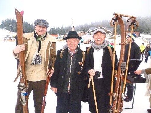 Auch Olympiasieger  Georg Thoma (Mitte) lernte das Skifahren  auf   Holzlatten, mit denen am Feldberg jetzt auch Karsten Dyba (links) und Siegfried Lehmann (rechts) unterwegs waren. Foto: kdy Foto: Schwarzwälder-Bote