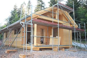 Der Bau der Schutzhütte für den Waldkindergarten ist bereits fortgeschritten. Foto: Köncke Foto: Schwarzwälder Bote