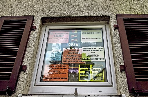 Plakate in den Fenstern der Keltersiedlung zeugen vom Protest gegen den Abriss. Foto: Lichtgut/Max Kovalenko