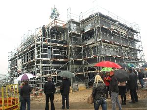 Richtfest ist gefeiert, im Oktober soll das neue GWW-Wohngebäude  in Heumaden bezugsfertig sein.  Foto: Hölle Foto: Schwarzwälder-Bote