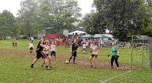 Die Frauenmannschaft Play and Dance schenkt den Kickern des Schützenvereins nichts.   Foto: Hahn Foto: Schwarzwälder-Bote