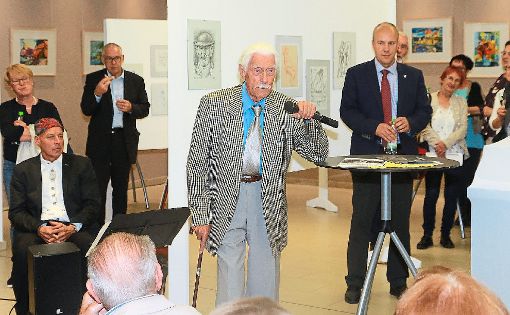 Der Künstler Gottlob Blessing (rechts) sprach  bei der Ausstellungseröffung über sein Leben. In der Schau sind viele Werke von ihm zu sehen.  Foto: Kraushaar Foto: Schwarzwälder-Bote