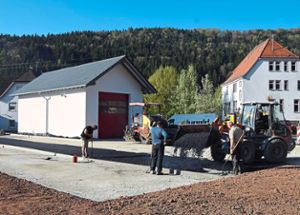 Die Arbeiten im Außenbereich der neuen Feuerwehrgarage in Hopfau laufen auf Hochtouren.  Foto: Link Foto: Schwarzwälder Bote