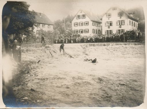 Die legendäre letzte Floßfahrt über das Schiltacher Spittelwehr im Jahr  1925 Foto: Archiv Harter Foto: Schwarzwälder Bote
