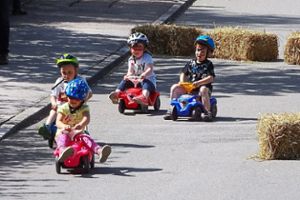 Das Bobby-Car-Rennen auf der gesperrten Straße kam bei den Kindern besonders gut an.  Foto: Kindergarten Foto: Schwarzwälder-Bote