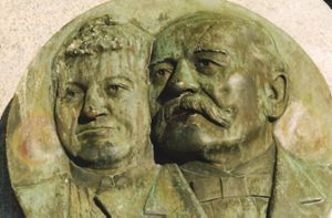 Das Porträt-Relief von John Bühler und seiner Frau Rosa ist auf dem Denkmal von  1908 zu sehen. Fotos: Schatz Foto: Schwarzwälder Bote