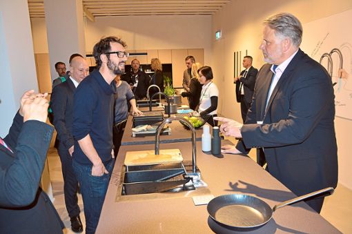 Andreas Hersacher (rechts) erläutert die  Eigenschaften einer Hansgrohe-Küchenspüle, die auch in China sehr gefragt sind. Fotos: Fritsche Foto: Schwarzwälder Bote