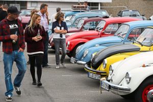 Einen Käfer gefällig? Diese Besucher bewundern bei der Oldstyle-Car-Show die VW-Modelle. Tausende Menschen sind am Wochenende ins Gewerbegebiet Gehrn gekommen, um sich an älteren Autos zu erfreuen.  Fotos: Maier Foto: Maier