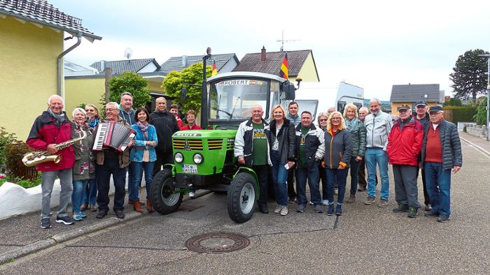 Zwei Rentner starten Traktor-Tour