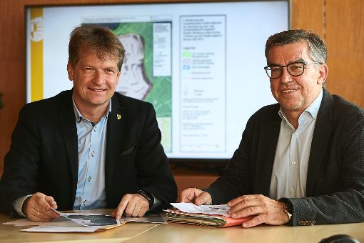 Günther-Martin Pauli (links) und Willi Griesser erläutern die Verordnung zum Plettenberg. Foto: Maier
