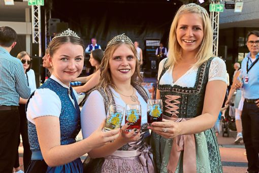 Die Weinköniginnen stoßen gemeinsam an (von links):  Nadine Schmid, Rebecca Rieger und Julia Böckle. Fotos: Jähne Foto: Schwarzwälder Bote
