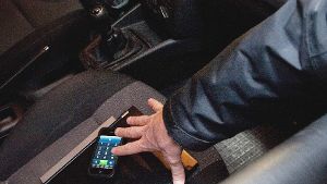 Der Dieb entwendete Bargeld und zwei Handys aus dem Auto. (Symbolfoto) Foto: Warnecke
