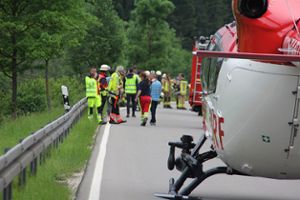 Schwerer Unfall auf der B 14 zwischen Aldingen und Rottweil: Eine 19-jährige Autofahrerin starb noch am Unfallort, ein Baby schwebt in Lebensgefahr. Foto: Bartler-Team