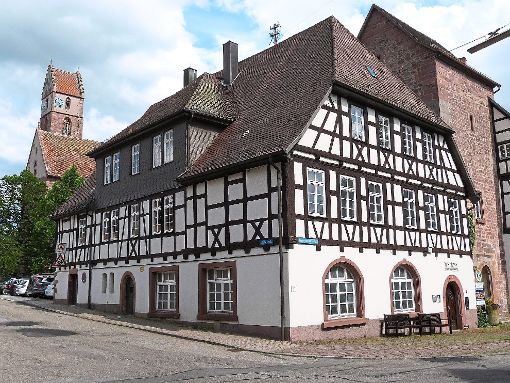 Das  frühere Kameralamt, in dem das Alpirsbacher Museum für Stadtgeschichte  untergebracht ist, liegt  zwischen dem Kloster und dem Turm der ehemaligen Leutkirche.  Foto: Wiegert Foto: Schwarzwälder-Bote
