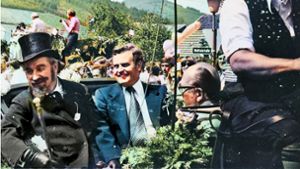Bürgermeister Willi Rauber zusammen mit dem damaligen Staatssekretär und späteren Ministerpräsidenten Erwin Teufel in der Festkutsche. Foto: Haas