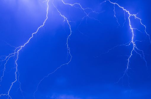 Blitze und Donner - der Wetterdienst erwartete Gewitter im Zollernalbkreis. Foto: dpa/Peter Kneffel