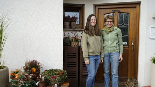 Floristmeisterin Ursula Mößner (rechts) ist sichtlich stolz auf die Bundesbeste Bianca Günter. Foto: Hezel