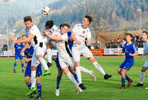 Die Wittendorfer (weiße Trikots) haben – wie auch beim Liga-Spiel in Baiersbronn im November – gegen den SVB die Oberhand behalten. Foto: Fritsch