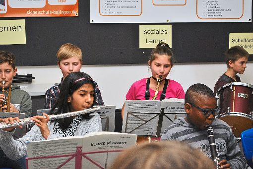 Voll konzentriert sind die Bläserklassen-Schüler bei ihrem ersten Auftritt. Foto: Jugendmusikschule Foto: Schwarzwälder-Bote