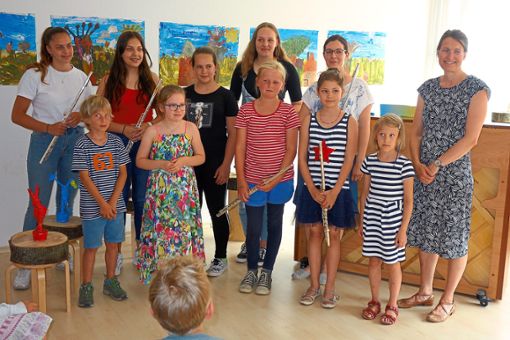 Jessika Mast und Nadine Thomann (von rechts)  mit Flötenschülerinnen und Kindern aus dem Kunstkarussell.  Foto: MuK Foto: Schwarzwälder Bote