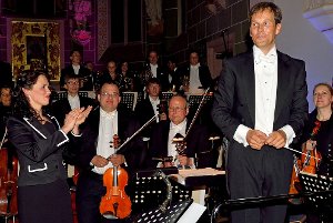 Alles applaudiert dem Maestro für eine reife Leistung: Sven Gnass am Ende des Auftaktkonzertabends der Musiktage. Links: Femke Soetenga. Fotos: Morlok Foto: Schwarzwälder-Bote