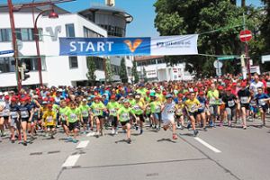 2858 Läufer starten  zwischen Volksbank und Riettor zum Villinger Stadtlauf – neuer Teilnehmerrekord.  Foto: Heinig